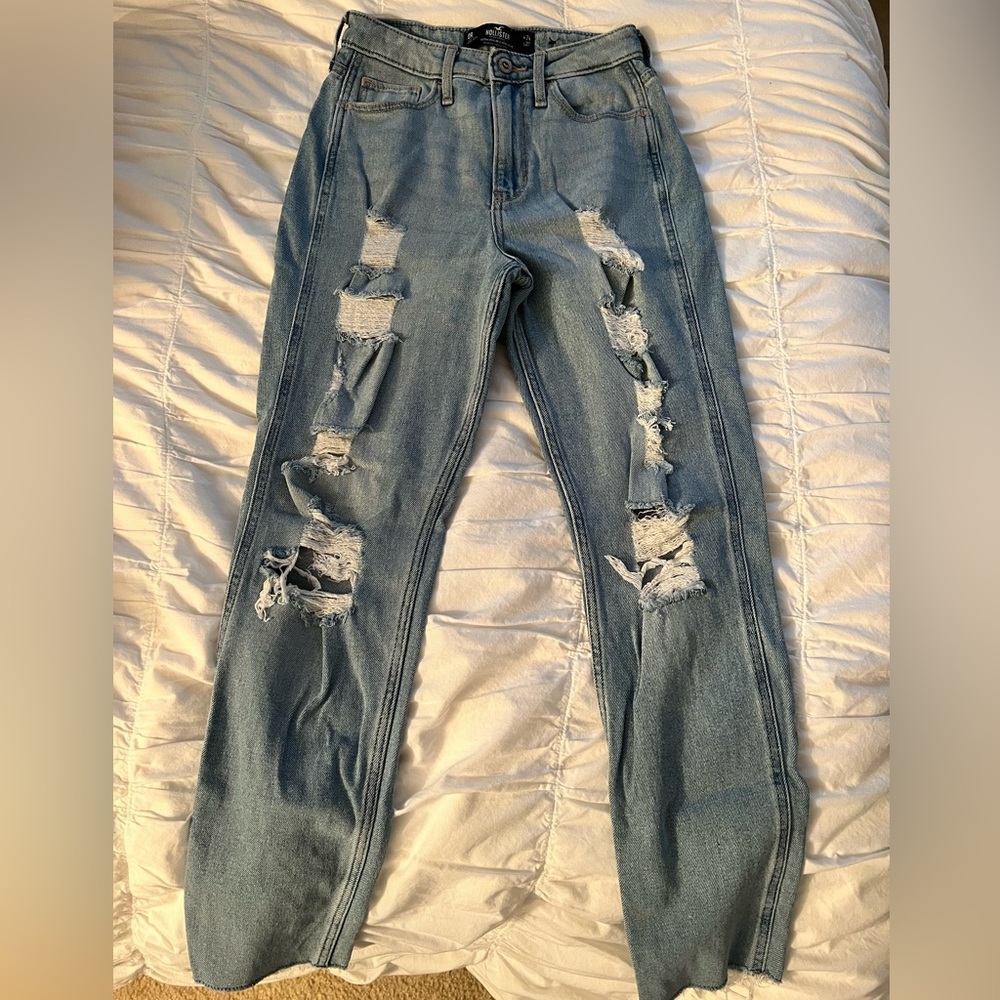 Hollister Ultra High-Rise Mom Jean w/ Rips (0R)